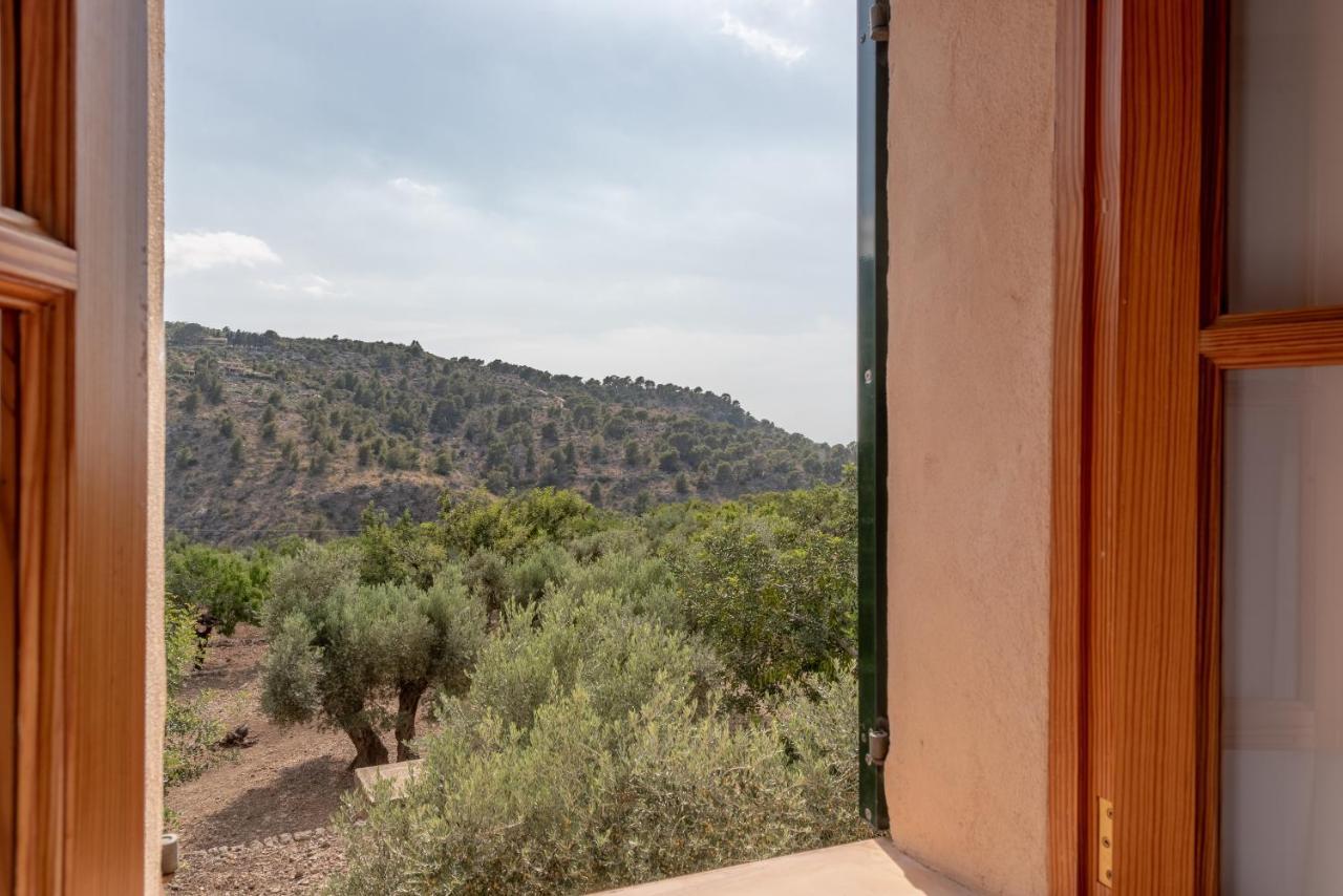 Semi-detached Sunny Country House, Near Gr221 Hébergement de vacances Deià